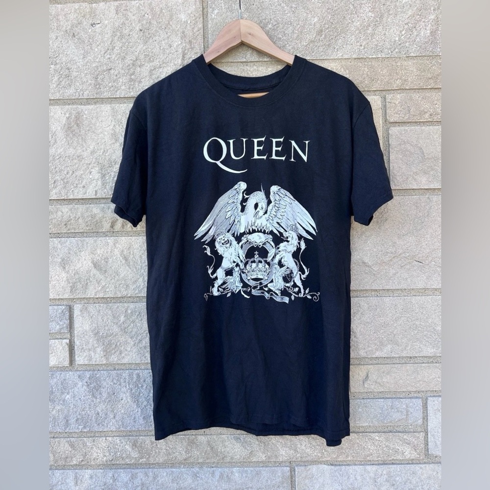 Queen Size L Black Graphic Tee Licensed Band T-shirt Vintage Retro 80's Grunge